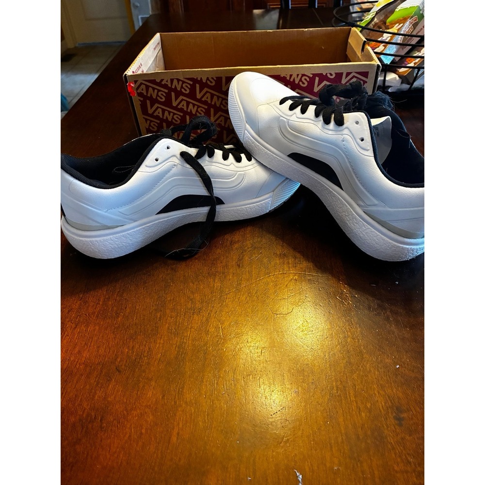 VansUltraRange Exo White/Black Low-Top Shoes Sneakers Women's 9.5 Mens 8 NEW